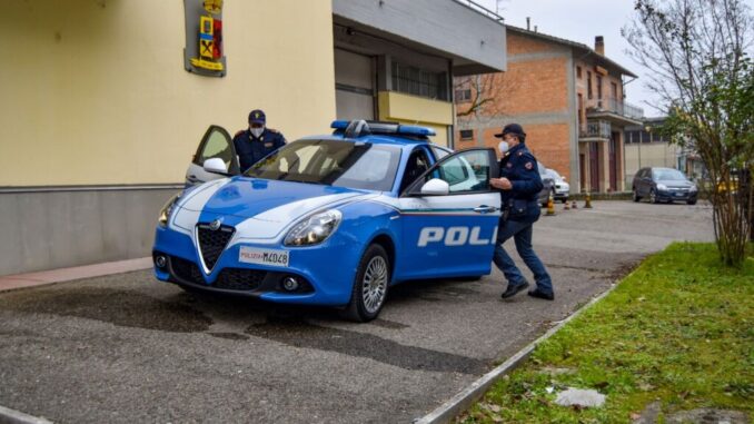 Si ribalta con il veicolo in una scarpata, salvato