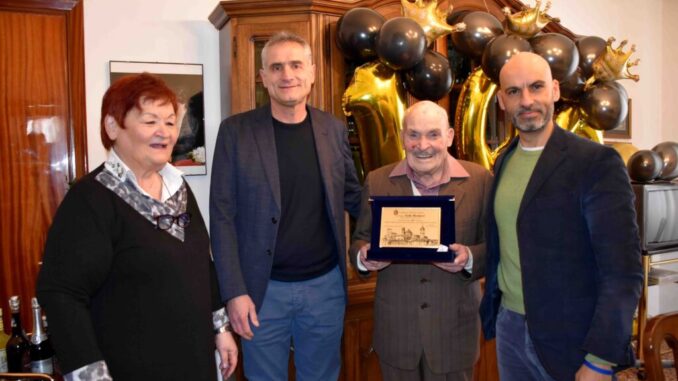 Italo Benucci compie 100 anni oggi, il maestro dell’arte della tessitura a telaio a Città di Castello