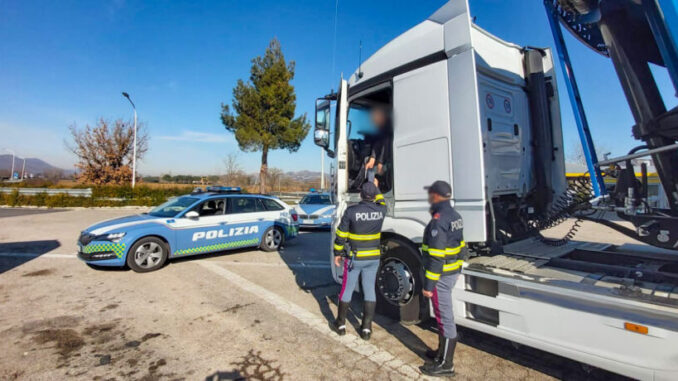 Tir in avaria su E-45, ma l’autista era ubriaco: multato!