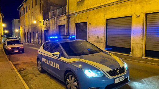 Ubriaca fradicia, straniera dell'87, volva entrare a forza nelle case