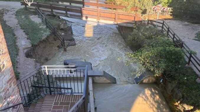 Maltempo in Umbria, esonda il torrente nel centro di Umbertide