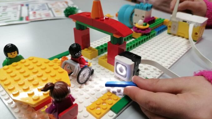 Robot colorati realizzati con i mattoncini delle “costruzioni”