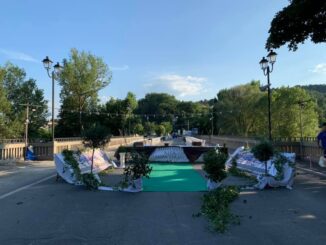 Cenare sotto le stelle sul ponte del Tevere seduti ad una tavola lunga oltre settanta metri