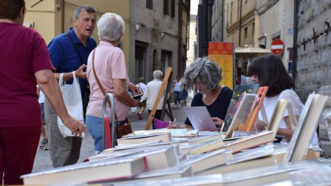 Biblioteca in “piazza”, una bancarella piena di libri al mercato nel centro storico della città