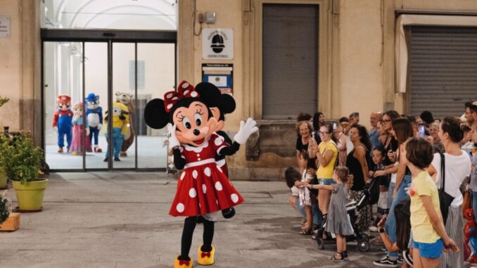 Il centro storico fa il pieno di pubblico con la parata Cartoon