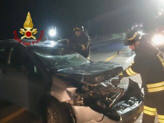 Incidente stradale sulla E45: auto si ribalta, conducente ferita Incidente stradale sulla E45 - Ieri notte, intorno alle 22, lungo la E45 in direzione sud, tra Umbertide e Pierantonio, si è verificato un incidente stradale. Un'automobile, in circostanze ancora da chiarire, ha improvvisamente perso il controllo e si è ribaltata, facendo tutto da sola. I Vigili del Fuoco di Città di Castello sono prontamente intervenuti sul luogo dell'incidente la vettura, senza alcun coinvolgimento esterno, era finita capovolta sulla carreggiata. La conducente dell'auto è stata tempestivamente soccorsa e affidata alle cure del personale medico del servizio 118, che ha raggiunto rapidamente il luogo dell'incidente. Le sue condizioni sono state valutate con la massima attenzione, ma sembra che la fortuna abbia giocato a suo favore, considerando le circostanze straordinarie dell'accaduto. Le autorità competenti sono state avvisate dell'accaduto e sul posto è arrivata anche la Polizia di Stato per svolgere i rilievi necessari e comprendere le dinamiche. Al momento, resta ancora da chiarire come abbia potuto verificarsi un incidente così insolito e senza coinvolgimento di altri veicoli. La strada statale 3 bis Tiberina (SS 3 bis) è una strada statale italiana che collega Terni a Ravenna, percorrendo il territorio della valle del Tevere e quella del Savio. Oggi, questa importante arteria stradale dell'Italia Centrale è costituita da una superstrada a due carreggiate separate da spartitraffico centrale a due corsie per senso di marcia la quale ha sostituito un ben più antico tracciato. Fino al 2009, una porzione di qualche centinaio di metri presso località Romagnano (comune di Sant'Agata Feltria), era sotto l'amministrazione della provincia di Pesaro Urbino, e di conseguenza passava per la regione Marche. Attualmente questa arteria è la superstrada più lunga d'Italia dato che il suo tracciato si estende per più di 250 km. La sua gestione è interamente a carico dell'ANAS. È spesso nota come E45 poiché il tracciato da Cesena a Terni fa parte di tale strada europea, mentre il rimanente tratto fino a Ravenna è integrato nella E55. Nel secondo decennio degli anni 2000 il tratto toscano finale prima di Verghereto è stato più volte fonte di criticità e limitazioni alla circolazione a seguito di logorio dell'infrastruttura, condizione pubblicizzata da alcuni video denunce emerse in rete riguardo all'ammaloramento dei viadotti Puleto e Tevere 4, culminata con la chiusura della strada a seguito del sequestro del tratto interessato.