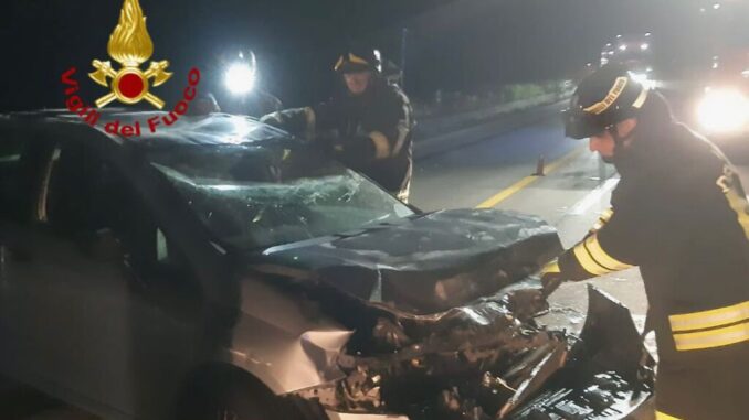 Incidente stradale sulla E45: auto si ribalta, conducente ferita Incidente stradale sulla E45 - Ieri notte, intorno alle 22, lungo la E45 in direzione sud, tra Umbertide e Pierantonio, si è verificato un incidente stradale. Un'automobile, in circostanze ancora da chiarire, ha improvvisamente perso il controllo e si è ribaltata, facendo tutto da sola. I Vigili del Fuoco di Città di Castello sono prontamente intervenuti sul luogo dell'incidente la vettura, senza alcun coinvolgimento esterno, era finita capovolta sulla carreggiata. La conducente dell'auto è stata tempestivamente soccorsa e affidata alle cure del personale medico del servizio 118, che ha raggiunto rapidamente il luogo dell'incidente. Le sue condizioni sono state valutate con la massima attenzione, ma sembra che la fortuna abbia giocato a suo favore, considerando le circostanze straordinarie dell'accaduto. Le autorità competenti sono state avvisate dell'accaduto e sul posto è arrivata anche la Polizia di Stato per svolgere i rilievi necessari e comprendere le dinamiche. Al momento, resta ancora da chiarire come abbia potuto verificarsi un incidente così insolito e senza coinvolgimento di altri veicoli. La strada statale 3 bis Tiberina (SS 3 bis) è una strada statale italiana che collega Terni a Ravenna, percorrendo il territorio della valle del Tevere e quella del Savio. Oggi, questa importante arteria stradale dell'Italia Centrale è costituita da una superstrada a due carreggiate separate da spartitraffico centrale a due corsie per senso di marcia la quale ha sostituito un ben più antico tracciato. Fino al 2009, una porzione di qualche centinaio di metri presso località Romagnano (comune di Sant'Agata Feltria), era sotto l'amministrazione della provincia di Pesaro Urbino, e di conseguenza passava per la regione Marche. Attualmente questa arteria è la superstrada più lunga d'Italia dato che il suo tracciato si estende per più di 250 km. La sua gestione è interamente a carico dell'ANAS. È spesso nota come E45 poiché il tracciato da Cesena a Terni fa parte di tale strada europea, mentre il rimanente tratto fino a Ravenna è integrato nella E55. Nel secondo decennio degli anni 2000 il tratto toscano finale prima di Verghereto è stato più volte fonte di criticità e limitazioni alla circolazione a seguito di logorio dell'infrastruttura, condizione pubblicizzata da alcuni video denunce emerse in rete riguardo all'ammaloramento dei viadotti Puleto e Tevere 4, culminata con la chiusura della strada a seguito del sequestro del tratto interessato.