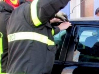 Bimbo di 17 mesi resta chiuso in auto, salvato dai Vigili del fuoco