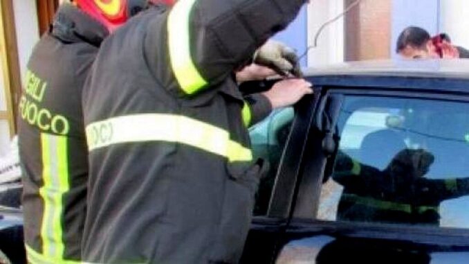  Bimbo di 17 mesi resta chiuso in auto, salvato dai Vigili del fuoco