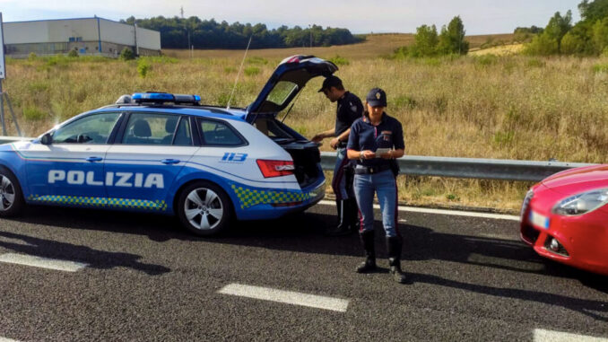 Fermato dalla polizia stradale, aveva un tasso alcolemico superiore al doppio del limite
