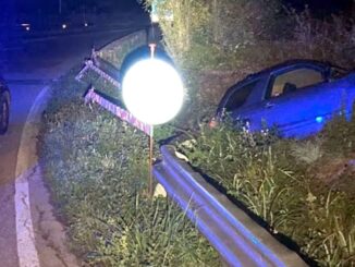 Assalta farmacia e scappa e si schianta con auto rubata, arrestato