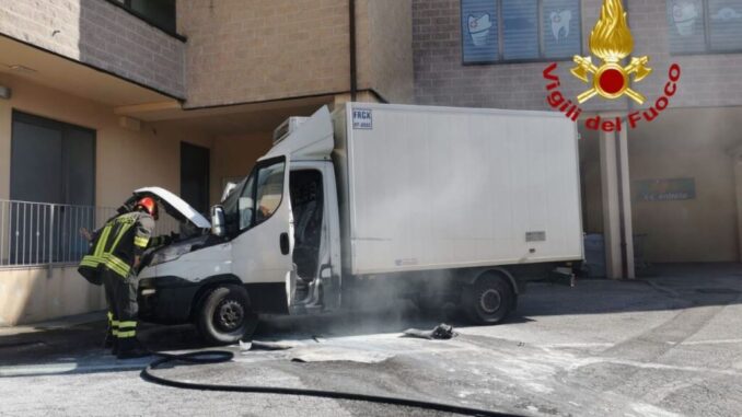 Incendio in un furgone frigorifero a Pietralunga