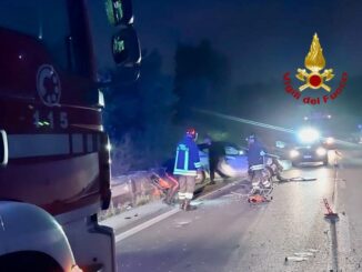 Incidente stradale sulla E45 a Castello, auto ribaltata, conducente ferito