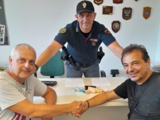 Posa la scatola con i soldi dell'attività, 2600 euro, sul tetto dell'auto e parte