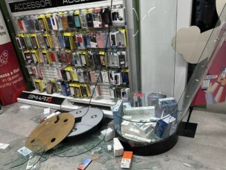 Svaligiato negozio di telefonia a Città di Castello, danni ingenti