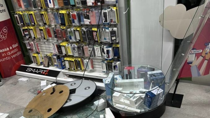 Svaligiato negozio di telefonia a Città di Castello, danni ingenti