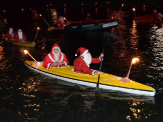 Babbo Natale arriva in canoa sulle acque del fiume Tevere