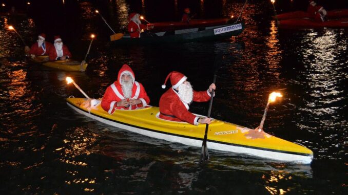 Babbo Natale arriva in canoa sulle acque del fiume Tevere