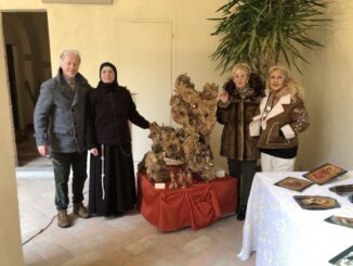 Uno splendido presepe in radice di ulivo interamente scolpito a mano