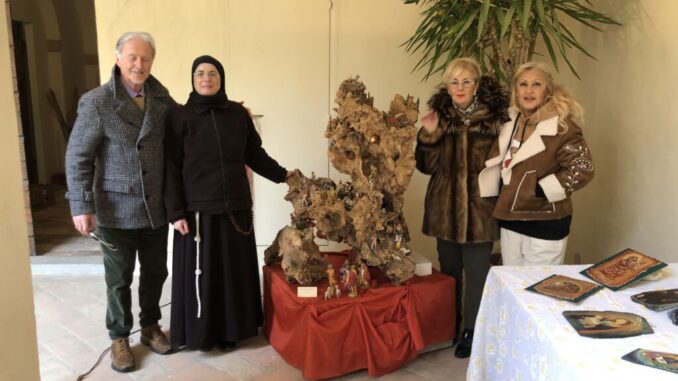 Uno splendido presepe in radice di ulivo interamente scolpito a mano
