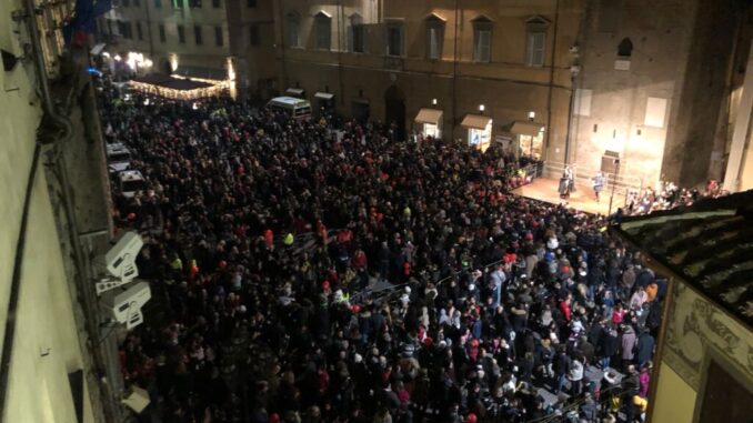 Befana volante Città di Castello pompieri piazza Gabriotti 6 gennaio