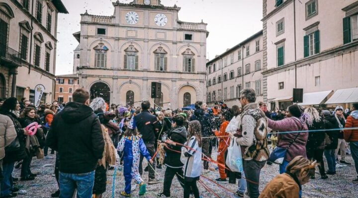 Centro storico gremito per il “Carnevale in piazza”
