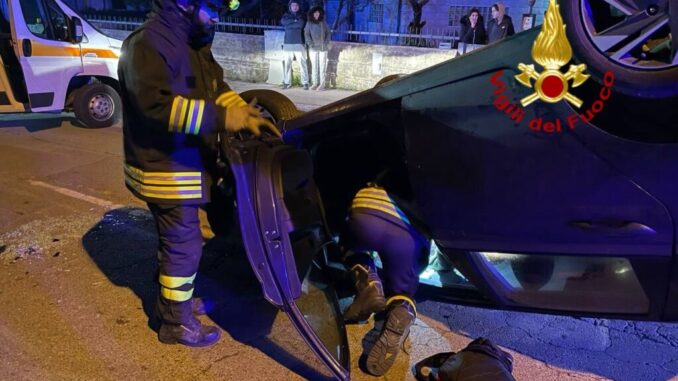 Auto si ribalta in via Colombo a Umbertide, ferito conducente
