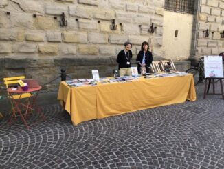 La Biblioteca Carducci porta la lettura al mercato: un successo tra i cittadini