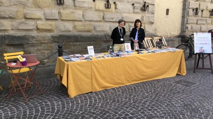 La Biblioteca Carducci porta la lettura al mercato: un successo tra i cittadini