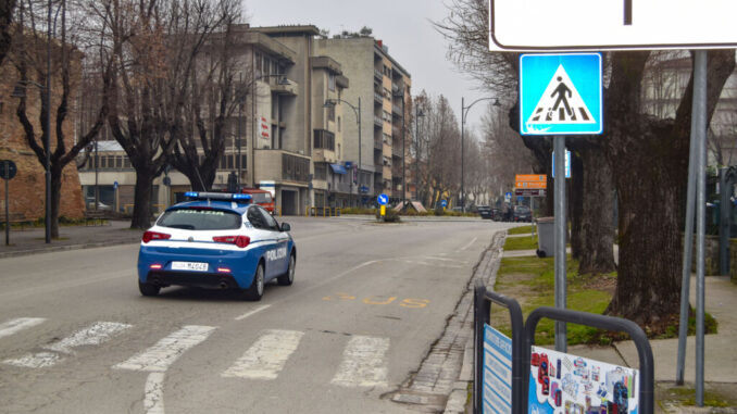 Fermato in un posto di controllo, esibisce una patente falsa