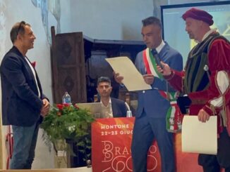 Paolo Ippoliti, giornalista, riceve le chiavi della città di Montone