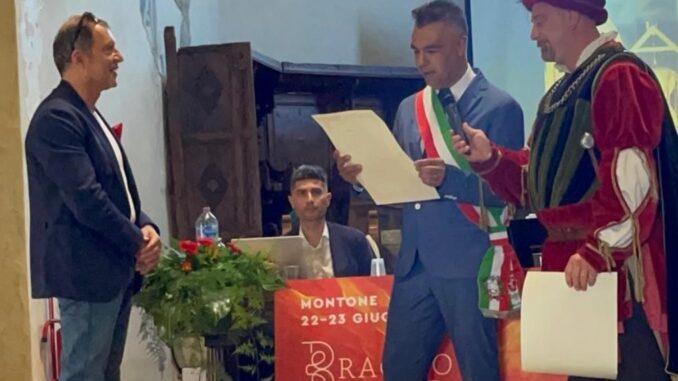 Paolo Ippoliti, giornalista, riceve le chiavi della città di Montone