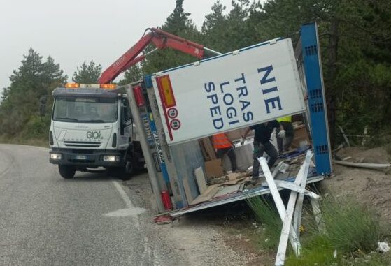 Ribaltamento di Autoarticolato sulla S.P. 257 "Apecchiese"