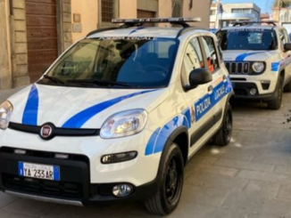 Aggredisce due agenti durante un controllo di polizia stradale