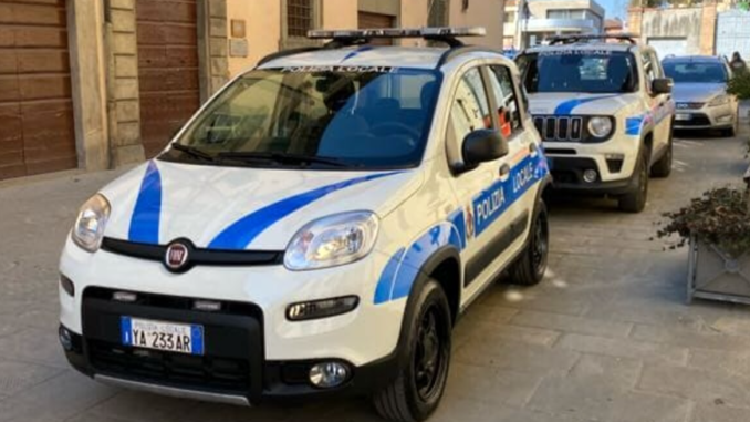 Aggredisce due agenti durante un controllo di polizia stradale