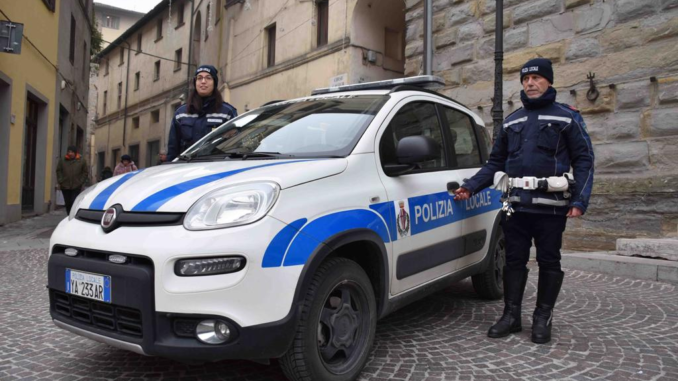 Caduta di rami da una proprietà privata su un passaggio pedonale