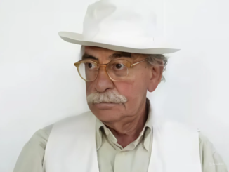 Ugo La Pietra, artista internazionale, firma attestato NovaMusica 3.0