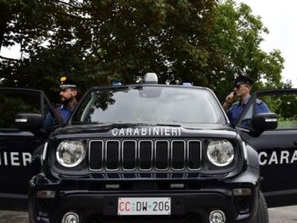 Portalettere denunciato, gettava la posta in un cassonetto invece di consegnarla