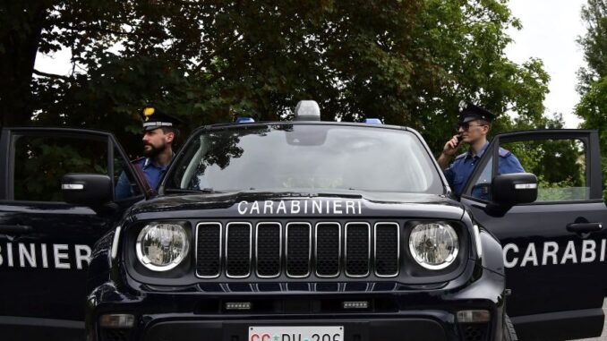 Portalettere denunciato, gettava la posta in un cassonetto invece di consegnarla