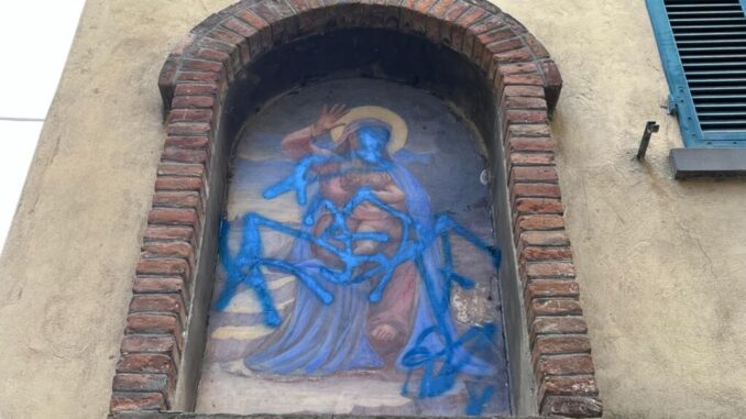 Vile atto vandalico Umbertide: imbrattata edicola votiva di via Alberti