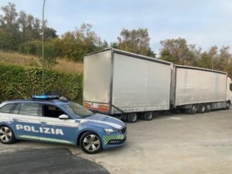Camionista provoca incidente e fugge, rintracciato dalla Polizia