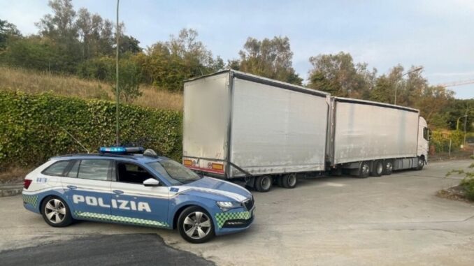 Camionista provoca incidente e fugge, rintracciato dalla Polizia