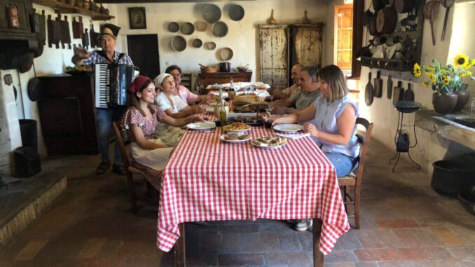 Tradizioni umbro-toscane, la Festa della Battitura a Piosina