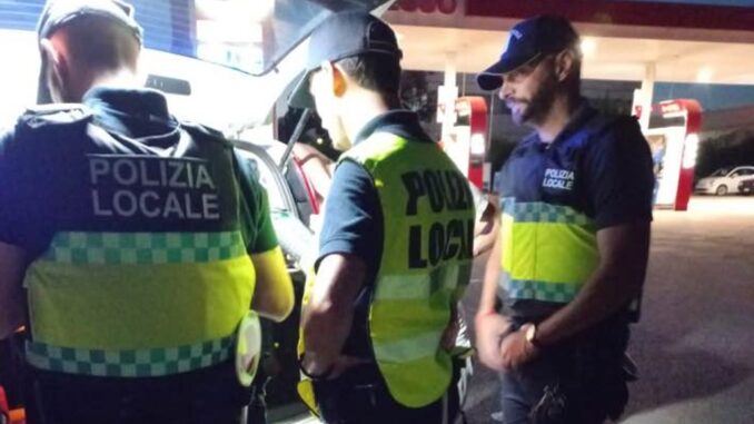 Controlli notturni: trovata mazza da baseball nel bagagliaio