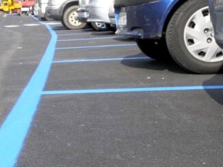 Sosta gratuita nei giorni festivi su strisce blu: interrogazione del consigliere