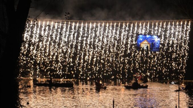 Natale in canoa sul Tevere: un evento unico nel suo genere in Italia