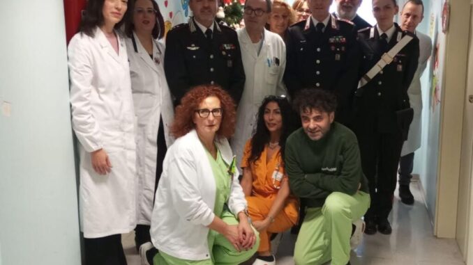 Carabinieri in visita al reparto di Pediatria di Città di Castello