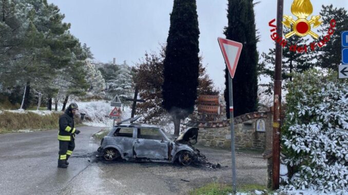 Incendio su SP 103 vicino Monte Santa Maria Tiberina