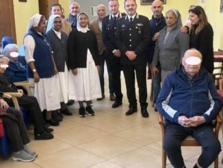 Carabinieri e Comune portano gli auguri di Natale agli anziani