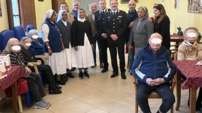Carabinieri e Comune portano gli auguri di Natale agli anziani